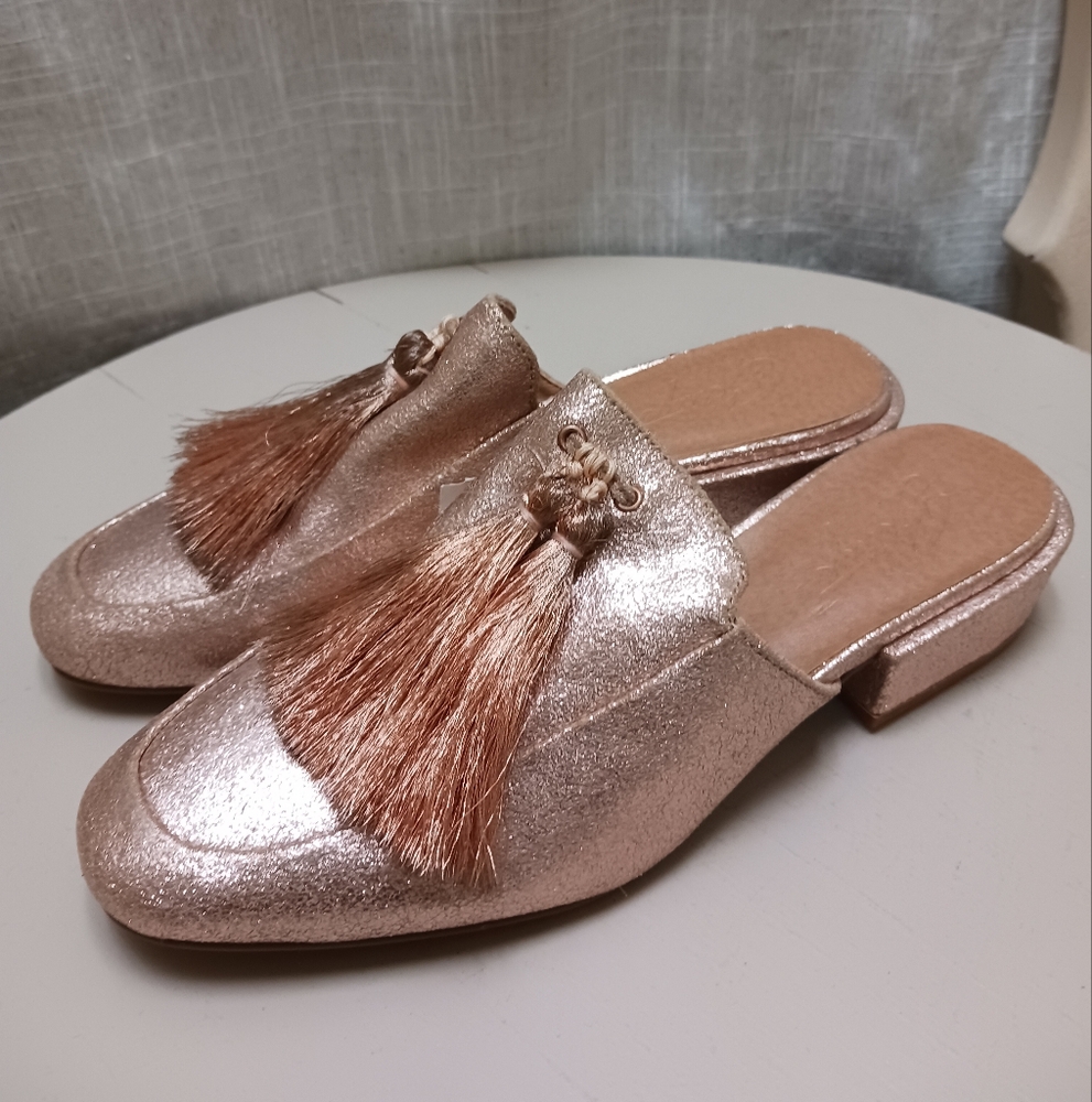 Bettey Muller NWOT Rose Gold Tassel Shoes Size 8.5